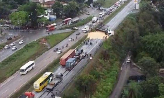 Vídeos mostram situação da BR-040, bloqueada após carreta com 38 toneladas tombar