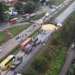 Vídeos mostram situação da BR-040, bloqueada após carreta com 38 toneladas tombar