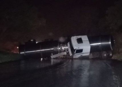 Caminhão-tanque tomba na BR-365, no Norte de Minas, e fecha rodovia; veja rota alternativa