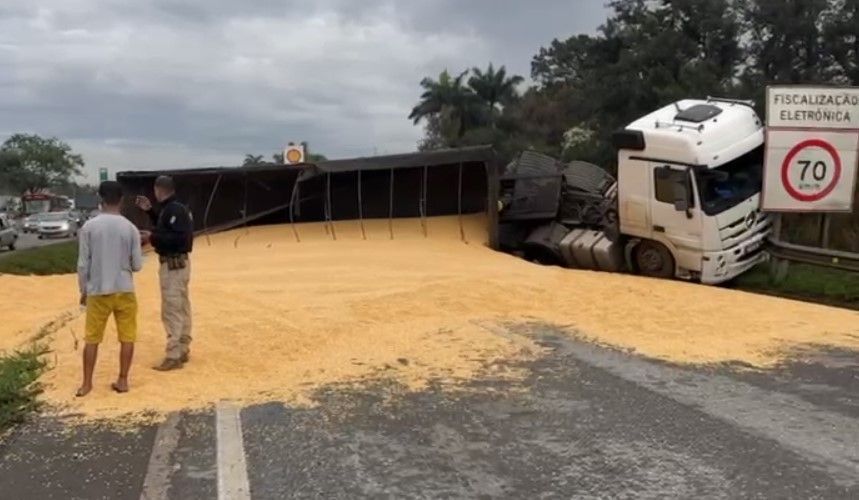 Carreta com 38 toneladas de milho tomba na BR-040 e fecha sentido Brasília
