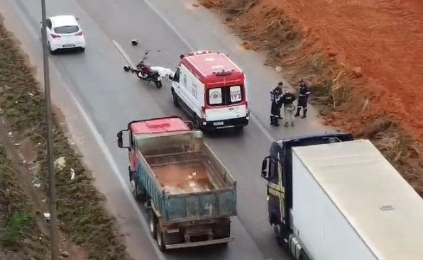 Vídeo: motociclista morre em acidente com carretas na BR-040, na Grande BH