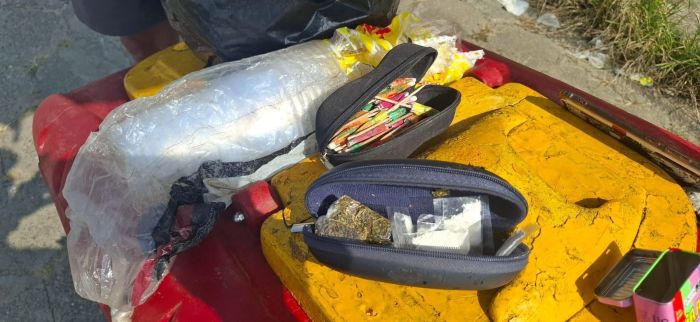 Com o detido os policiais civis apreenderam uma máquina de cartão e 26 papelotes de maconha e cocaína.