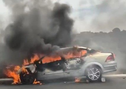 Carro pega fogo no Anel Rodoviário, em BH, neste domingo (29)