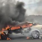 Carro pega fogo no Anel Rodoviário, em BH, neste domingo (29)