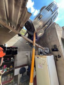 Carro destruiu parte do imóvel