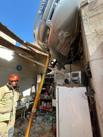 Carro destruiu parte do imóvel