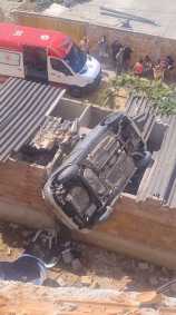 Carro destruiu parte do imóvel