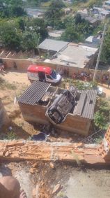 Carro destruiu parte do imóvel