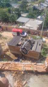 Carro destruiu parte do imóvel