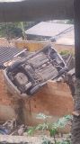 Carro destruiu parte do imóvel