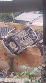 Carro destruiu parte do imóvel