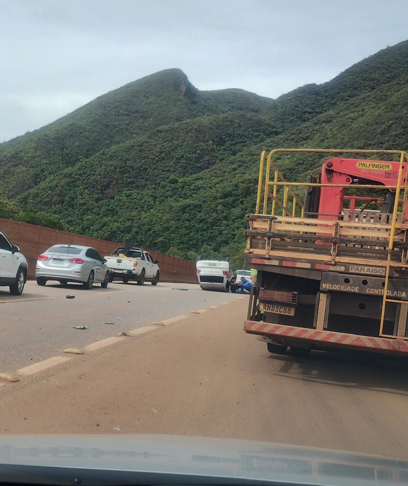 Carro capota na BR-040, em Itabirito, e interdita parcialmente trânsito no sentido RJ
