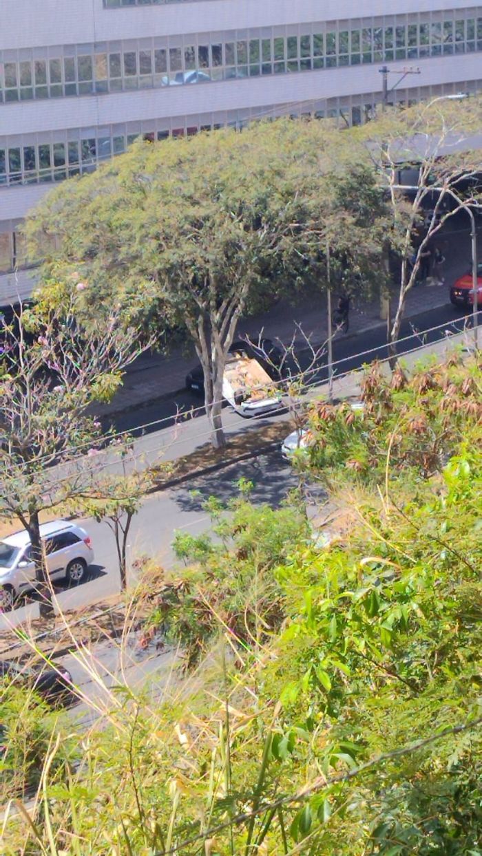 Conforme a PM, o suspeito fugiu no sentido Contagem em um BYD e é procurado