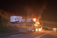 Cegonheira pega fogo na BR-040 e destrói carros zero em Juiz de Fora