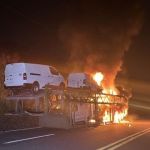 Cegonheira pega fogo na BR-040 e destrói carros zero em Juiz de Fora
