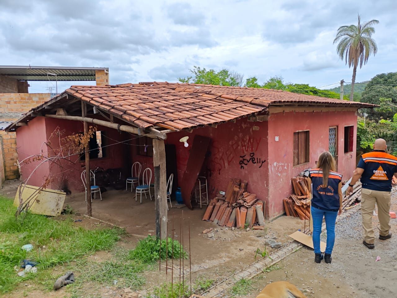 Mãe com câncer e os três filhos vão ter que deixar casa em Santa Luzia, informa Defesa Civil