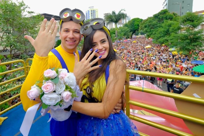 Advogada recebe pedido de casamento em cima do trio Advogada recebe pedido de casamento em cima do trio