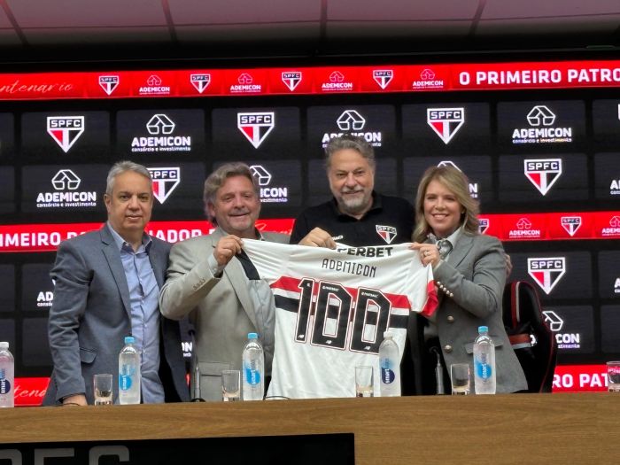 Eduardo Toni, diretor de marketing do São Paulo, presidente Julio Casares e representantes da Ademicon
