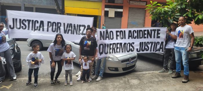 Familiares de Vaneza pedem por Justiça na porta do Fórum Lafayette, em Belo Horizonte. Familiares de Vaneza pedem por Justiça na porta do Fórum Lafayette, em Belo Horizonte.