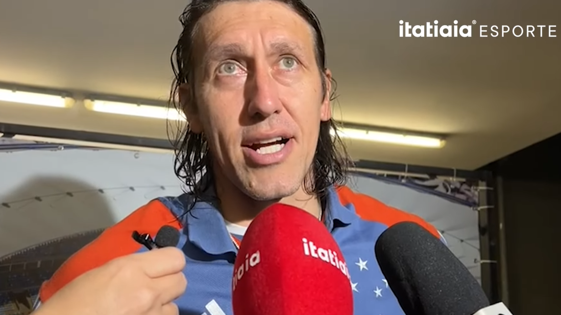 Cássio, do Cruzeiro, afirma que estilo de Diniz facilita saída de jogo do goleiro