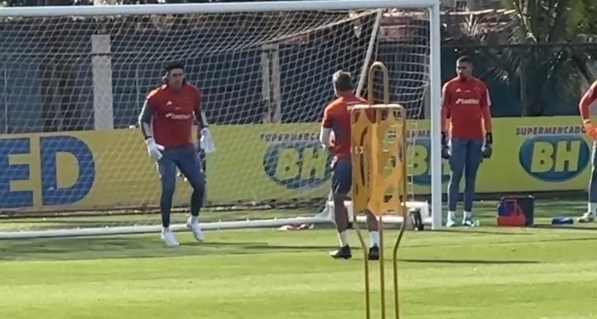 Cássio treina e pode ficar à disposição no Cruzeiro; atacante não vai a campo