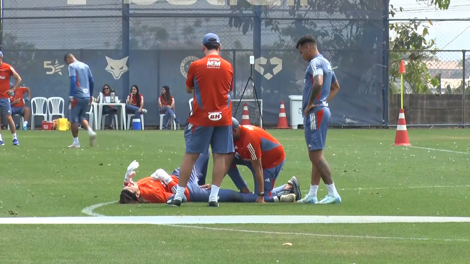 Cássio cai em campo, deixa o treino e vira preocupação no Cruzeiro