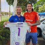 Torcedor arremata 'primeira' camisa histórica de Cássio pelo Cruzeiro