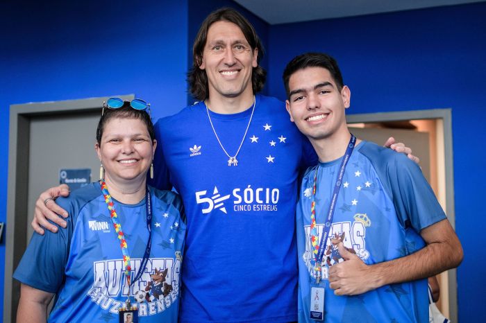 Na chegada ao Cruzeiro, Cássio tirou fotos com membros da torcida Autistas Cruzeirenses