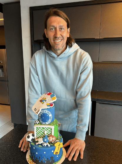 Cássio ganhou bolo temático do Cruzeiro no aniversário de 37 anos