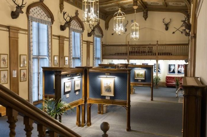 Dentro do Salão de Baile do Castelo, existe uma exposição especial com 22 aquarelas de Sua Majestade, o Rei, retratando cenas de Balmoral, Birkhall, Sandringham e Highgrove. Dentro do Salão de Baile do Castelo, existe uma exposição especial com 22 aquarelas de Sua Majestade, o Rei, retratando cenas de Balmoral, Birkhall, Sandringham e Highgrove.
