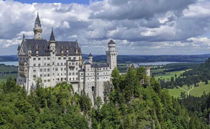 Ginasta caiu e morreu enquanto tirava uma selfie no castelo que inspirou A Bela Adormecida, de Walt Disney. Ginasta caiu e morreu enquanto tirava uma selfie no castelo que inspirou A Bela Adormecida, de Walt Disney.
