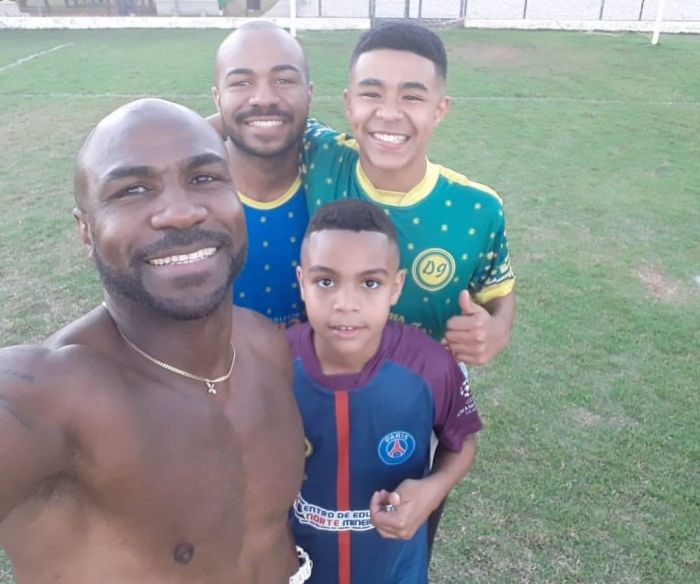 Dandão com os filhos Yanne, Luís e Cauã em preparação para a peneira no Atlético Dandão com os filhos Yanne, Luís e Cauã em preparação para a peneira no Atlético