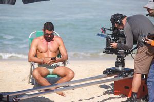 Cauã Reymond é flagrado em gravação de Vale Tudo na praia