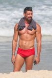 Cauã Reymond é flagrado em gravação de Vale Tudo na praia