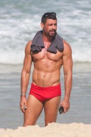 Cauã Reymond é flagrado em gravação de Vale Tudo na praia