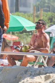 Cauã Reymond é flagrado em gravação de Vale Tudo na praia