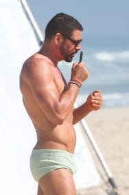 Cauã Reymond é flagrado em gravação de Vale Tudo na praia