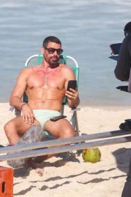 Cauã Reymond é flagrado em gravação de Vale Tudo na praia