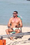 Cauã Reymond é flagrado em gravação de Vale Tudo na praia