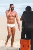 Cauã Reymond de sunga branca para 'Vale Tudo'
