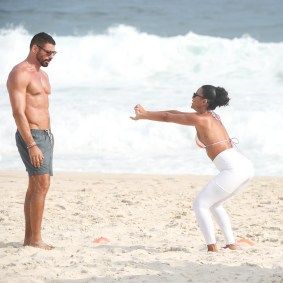 Bella Campos e Cauã Reymond gravam cenas em 'Vale Tudo'