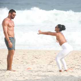 Bella Campos e Cauã Reymond gravam cenas em 'Vale Tudo'