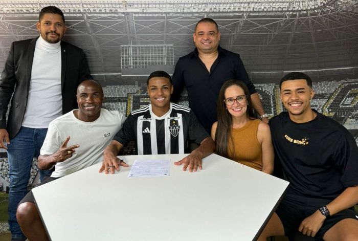 Momento em que Cauã assinou contrato com o Atlético Momento em que Cauã assinou contrato com o Atlético