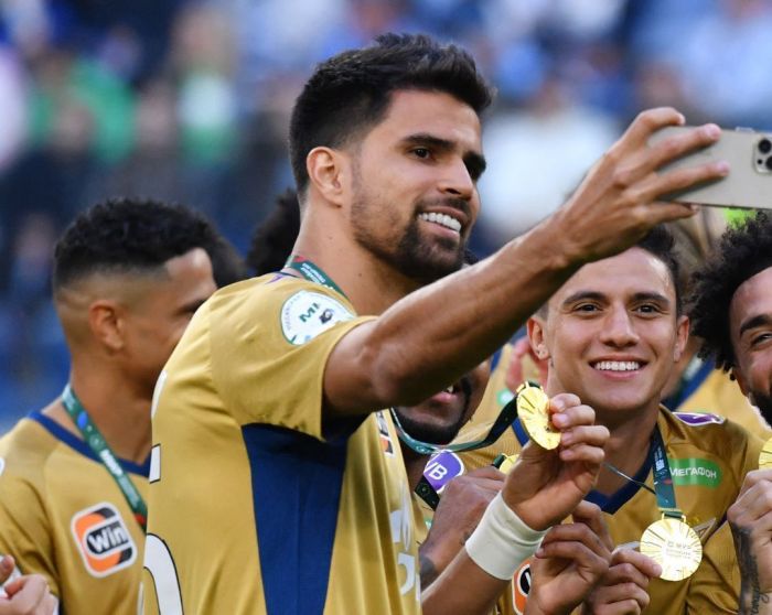 Rodrigão Prado (segurando o celular na imagem) estava no Zenit, da Rússia