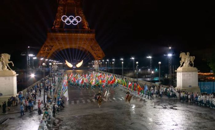 Momentos finais do Desfile das Nações em Paris, na França