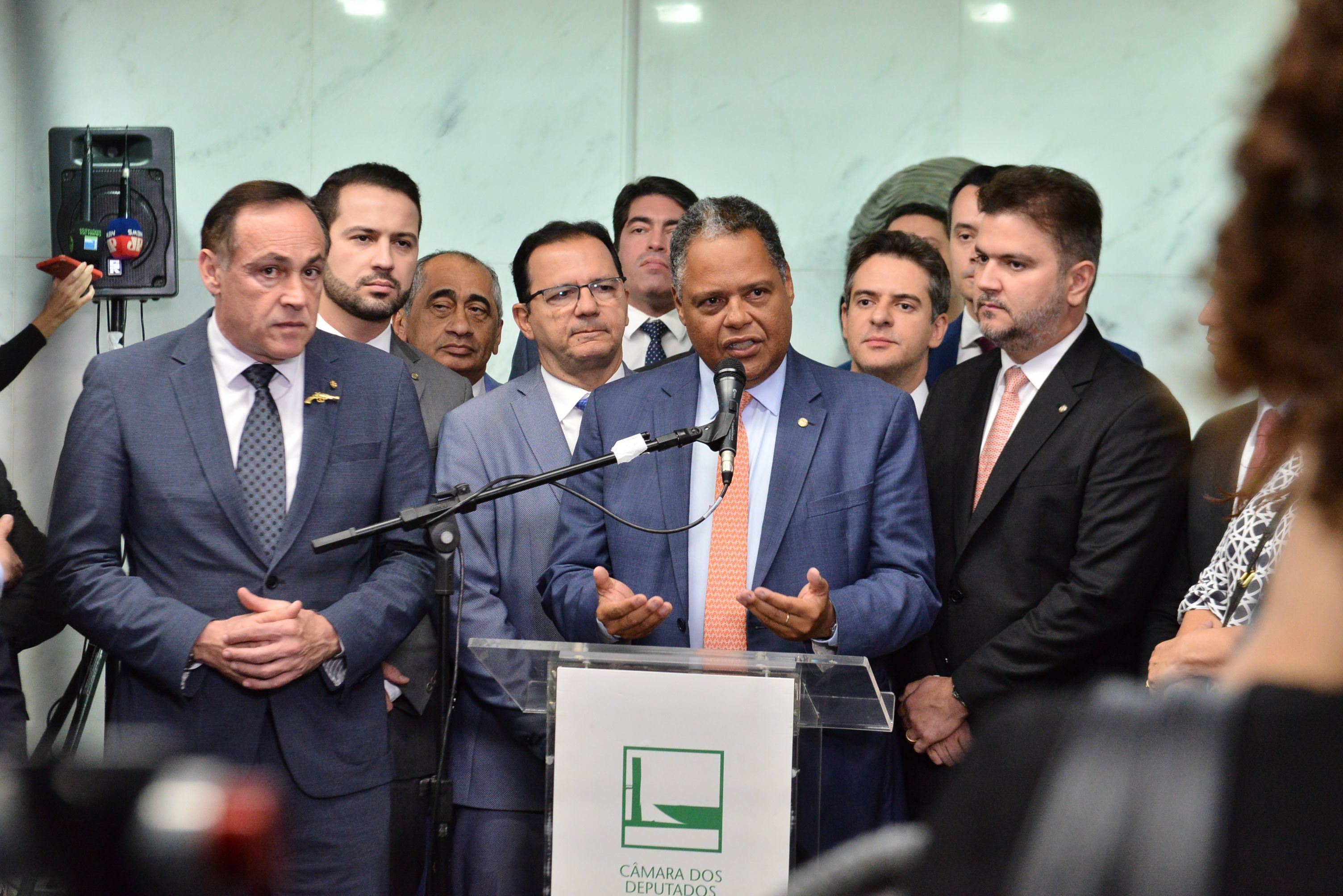 Sucessão na Câmara: Brito desiste e anuncia apoio ao candidato de Lira
