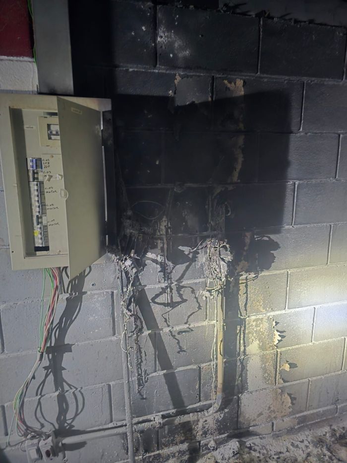 Quadro elétrico danificado pelas chamas