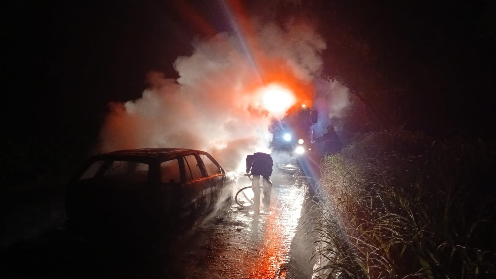 Incêndio atinge veículo na MGC-451 e interdita rodovia no Norte de Minas