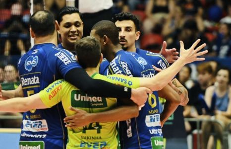 Jogadores do Campinas comemoram ponto marcado em jogo contra o Sada Cruzeiro