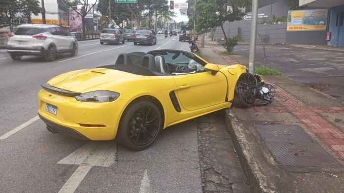 Motorista bate Porsche amarela 